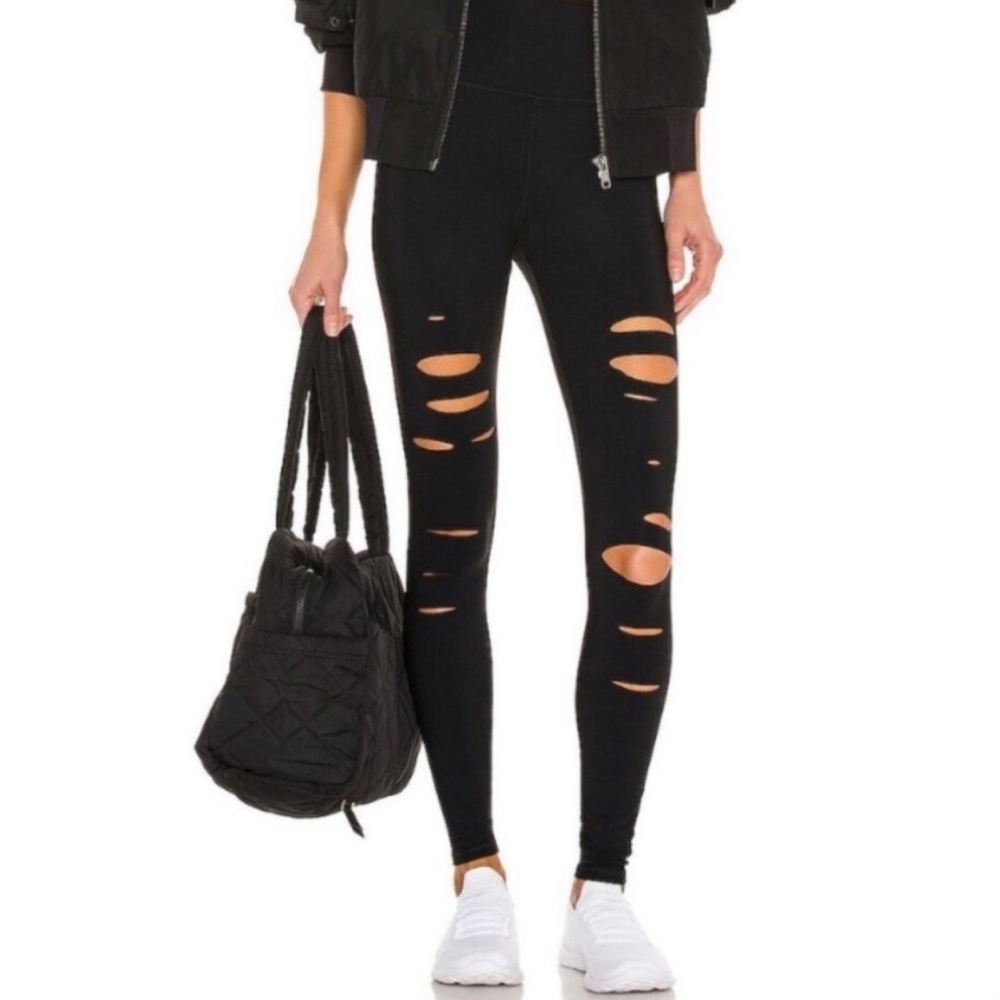 Alo yoga leggings with the splice style.